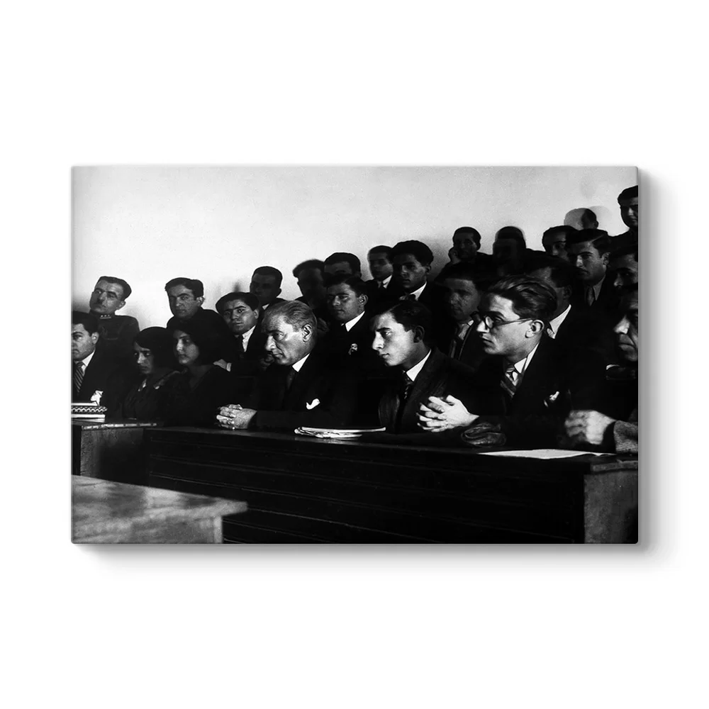 Atatürk İstanbul Üniversitesinde Ders Dinlerken - Model 1